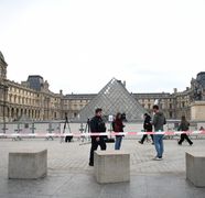 Primele declarații ale lui Emanuel Macron după ce opt bijuterii de patrimoniu au fost furate în doar 4 minute, de la Luvru. Cum au acționat hoții